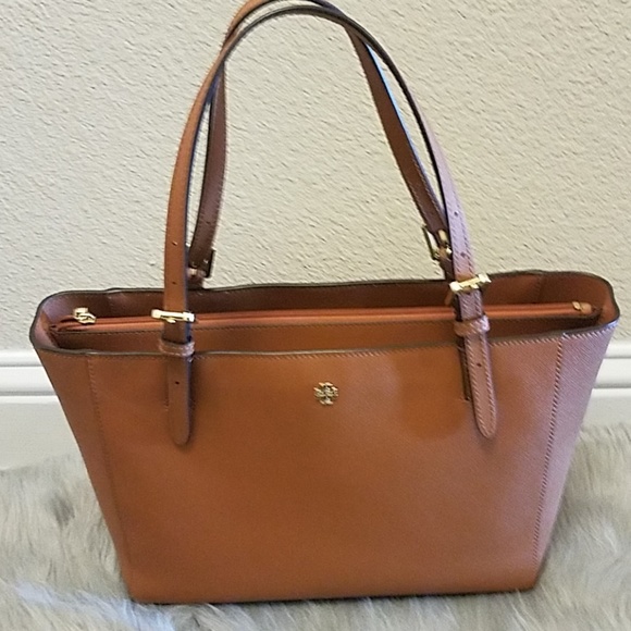 Tory Burch Handbags - 🔥Sale🔥Tory Burch yoke small buckle tote
